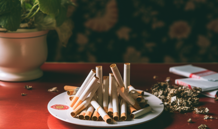 Pack_of_cigarettes_on_the_table_uns_